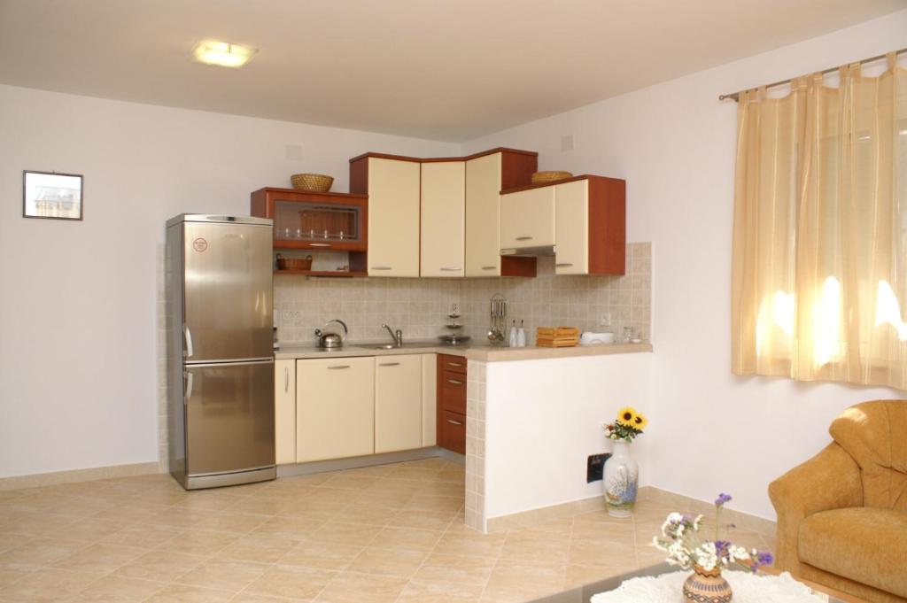 Kuchyňa alebo kuchynka v ubytovaní Apartments by the sea Supetar, Brac - 4274