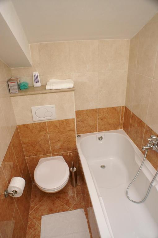 Kúpeľňa v ubytovaní Apartments by the sea Supetar, Brac - 4274