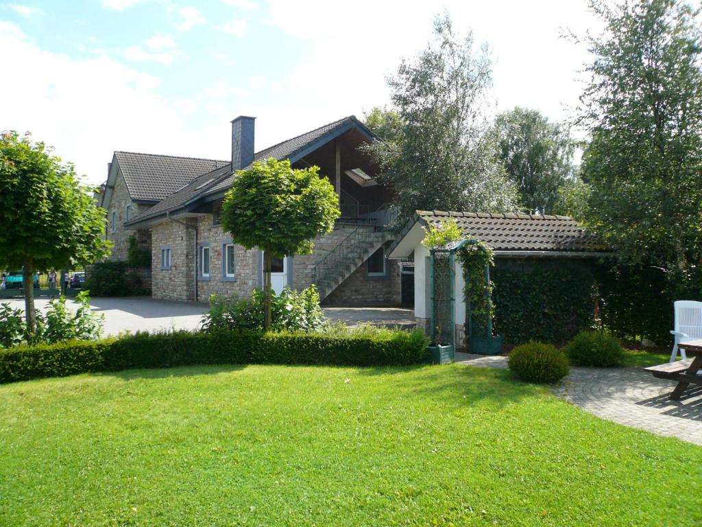 ウェームにあるCharming cottage with jacuzzi and sauna High Fensの家の前の芝生の家