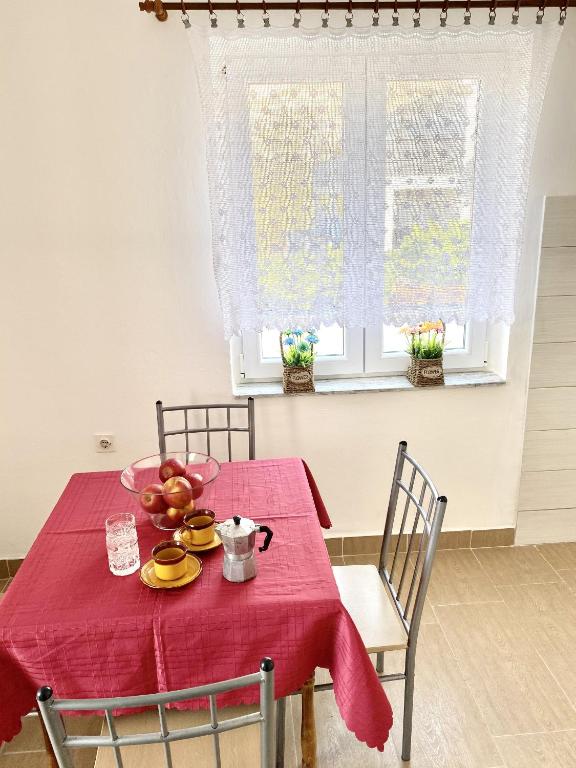 Zdjęcie z galerii obiektu Apartments with a parking space Metajna, Pag - 4121 w mieście Zubovići