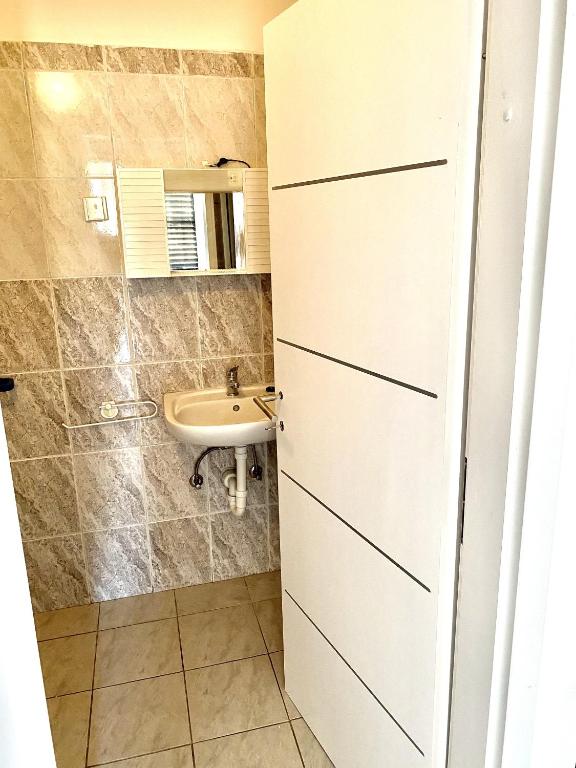 Zdjęcie z galerii obiektu Apartments with a parking space Metajna, Pag - 4121 w mieście Zubovići