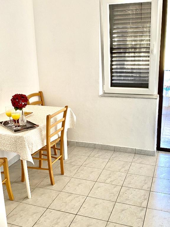 Zdjęcie z galerii obiektu Apartments with a parking space Metajna, Pag - 4121 w mieście Zubovići