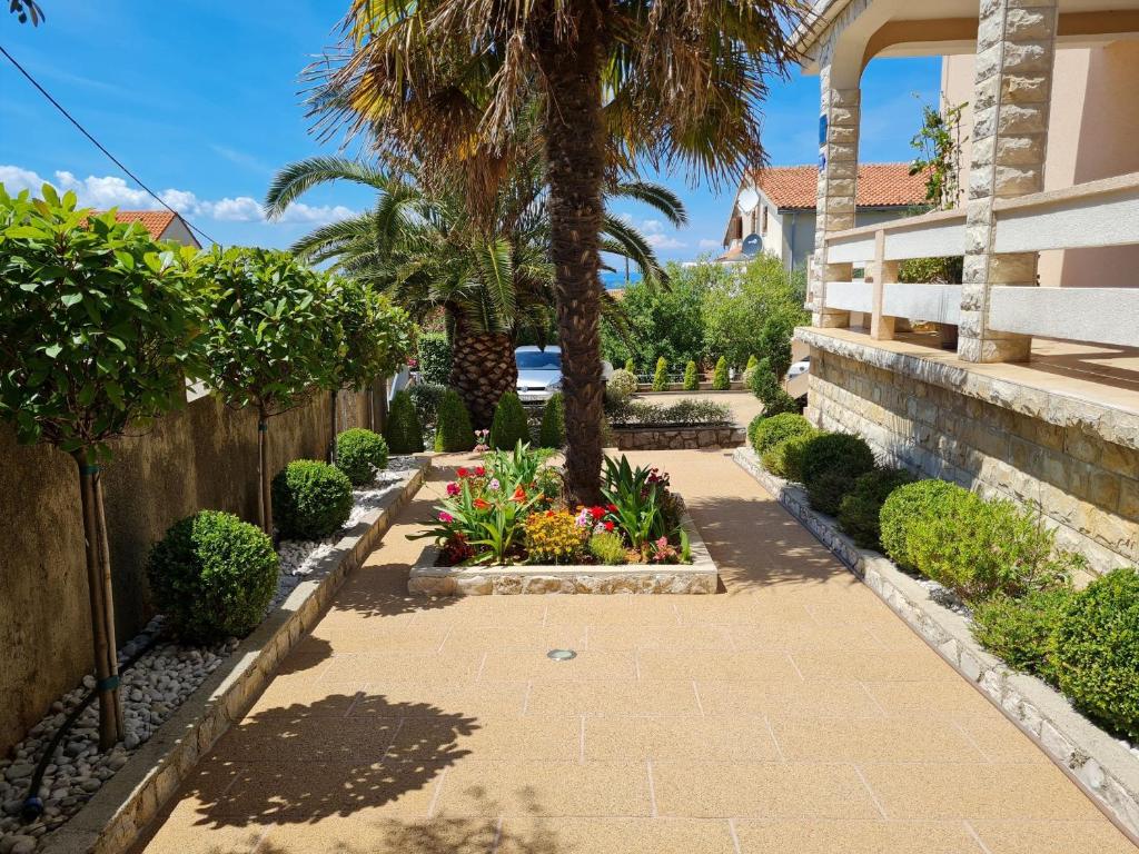 Vonkajšia záhrada v ubytovaní Apartments with a parking space Lun, Pag - 4062