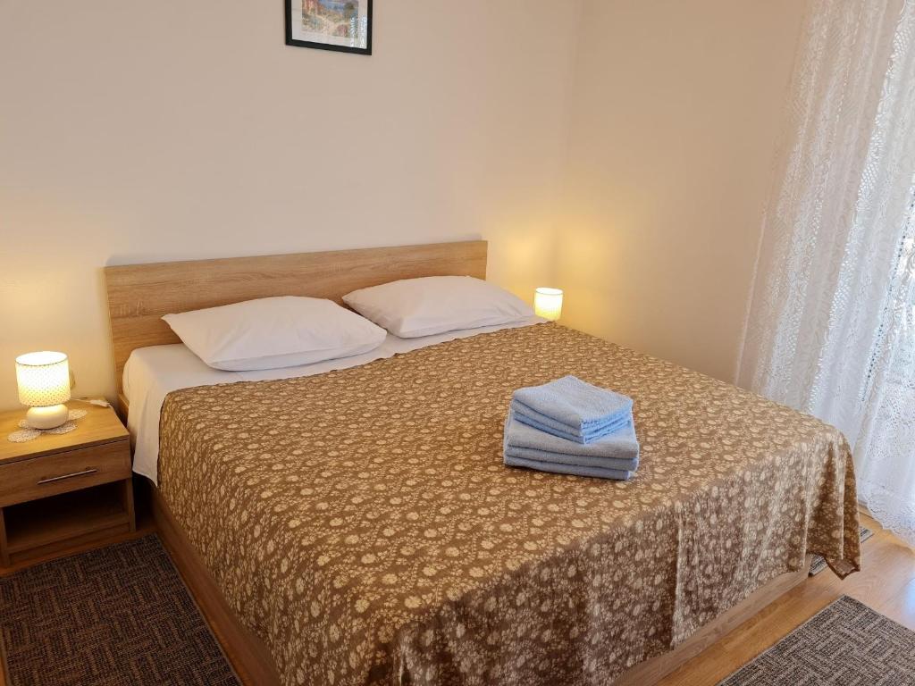Posteľ alebo postele v izbe v ubytovaní Apartments with a parking space Lun, Pag - 4062
