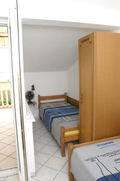Postel nebo postele na pokoji v ubytování Apartments by the sea Mandre, Pag - 4098