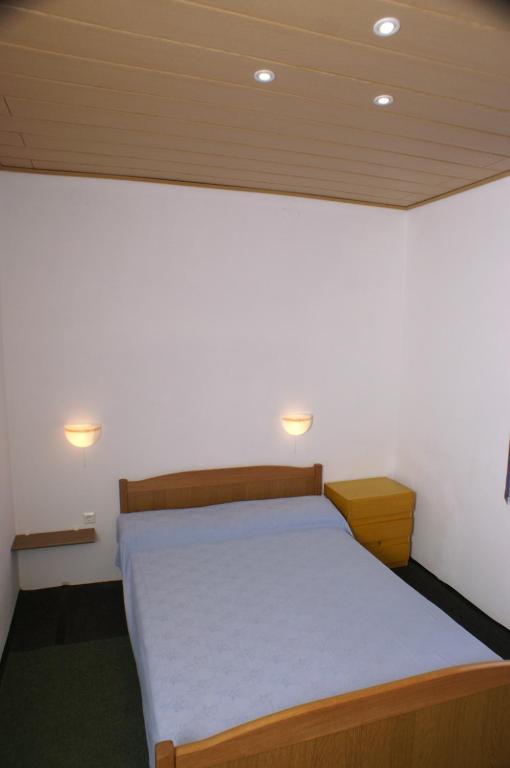 Postel nebo postele na pokoji v ubytování Apartments by the sea Mandre, Pag - 4098