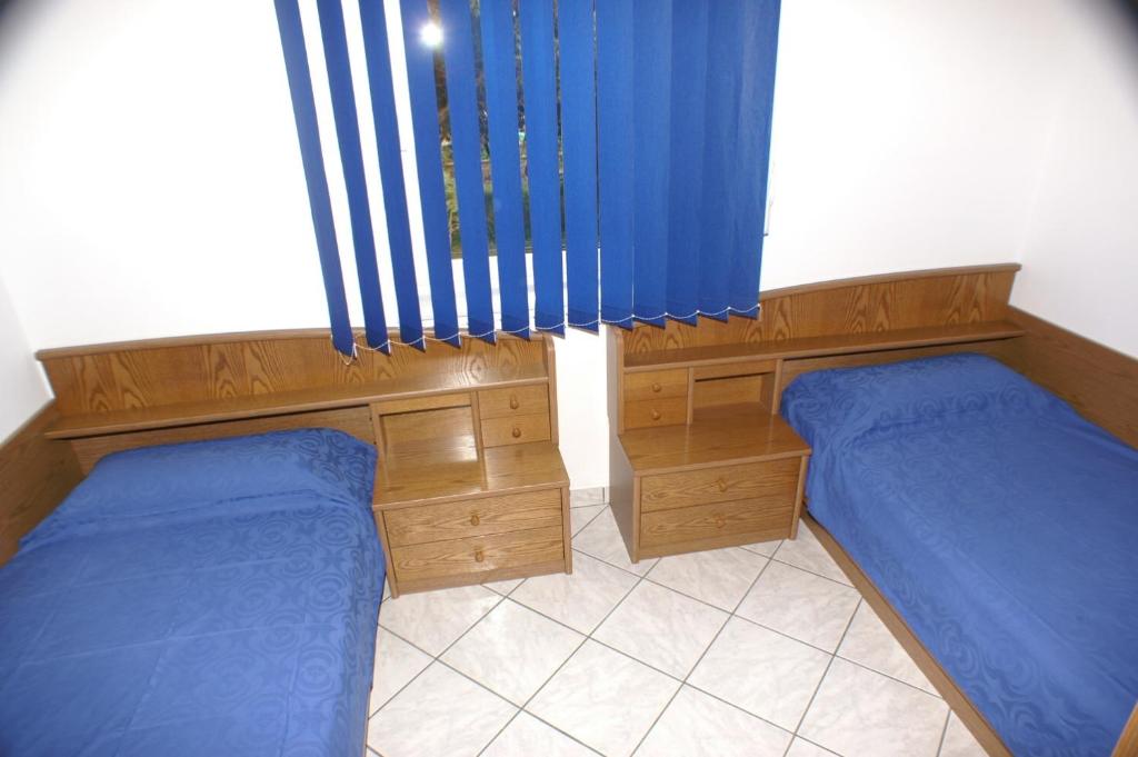 Postel nebo postele na pokoji v ubytování Apartments by the sea Mandre, Pag - 4098