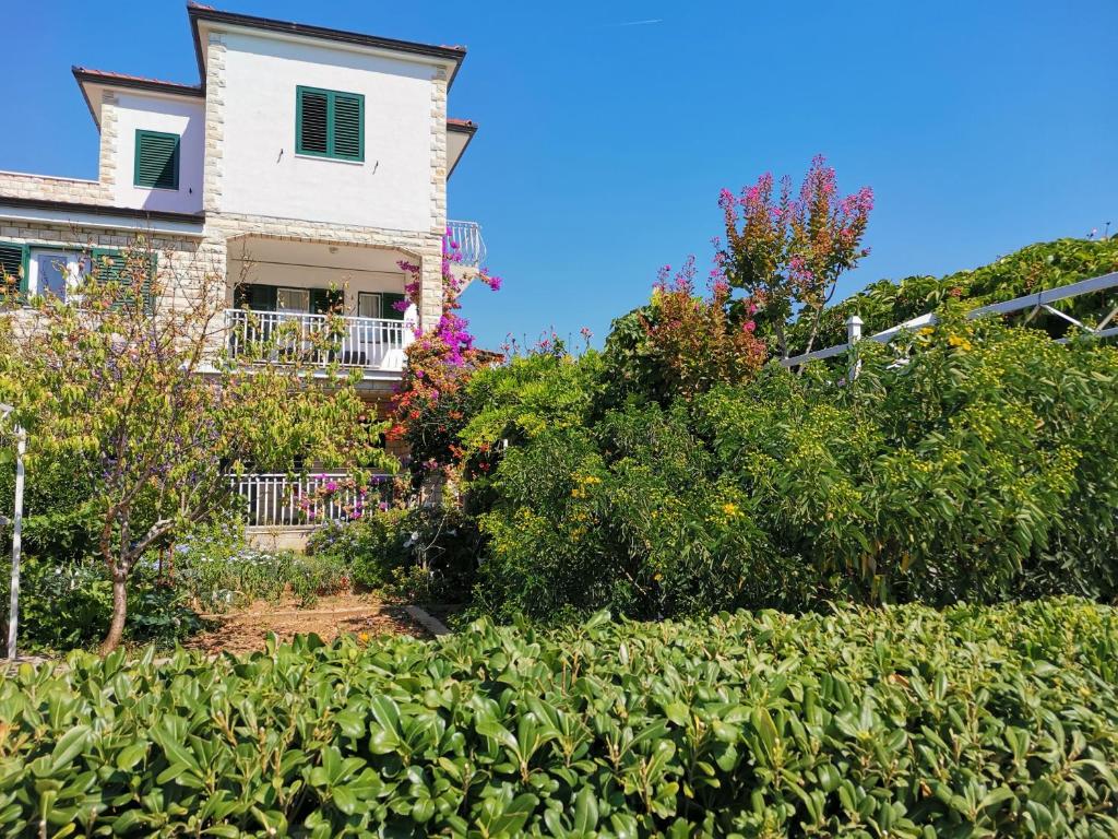 Vonkajšia záhrada v ubytovaní Apartments by the sea Vinisce, Trogir - 4288