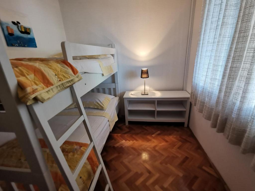Posteľ alebo postele v izbe v ubytovaní Apartments by the sea Vinisce, Trogir - 4288