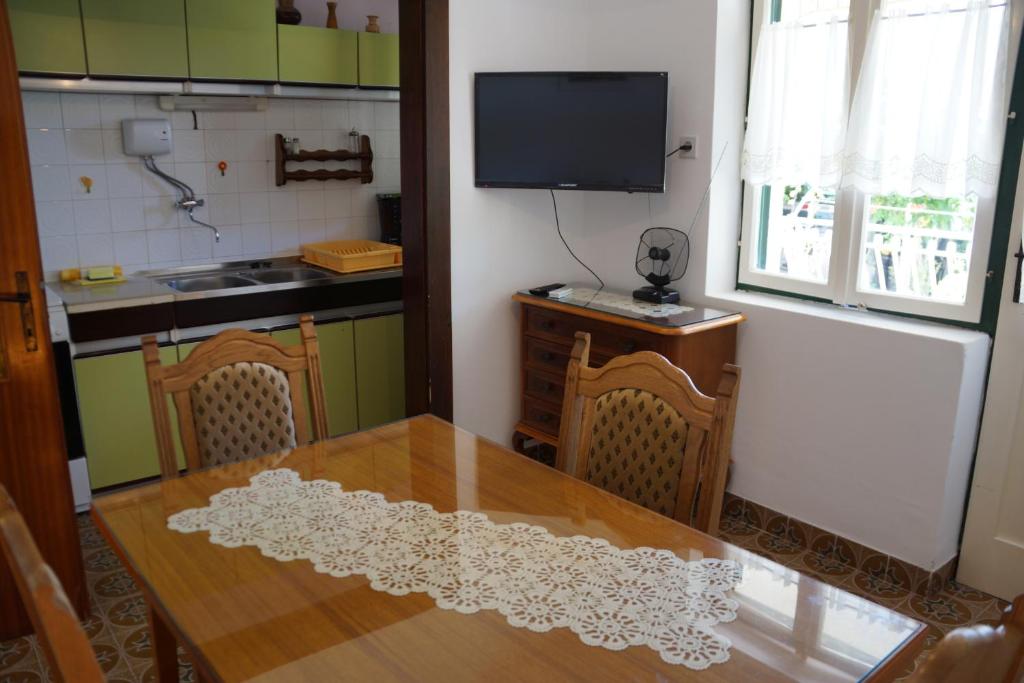 Kuchyňa alebo kuchynka v ubytovaní Apartments by the sea Vinisce, Trogir - 4288