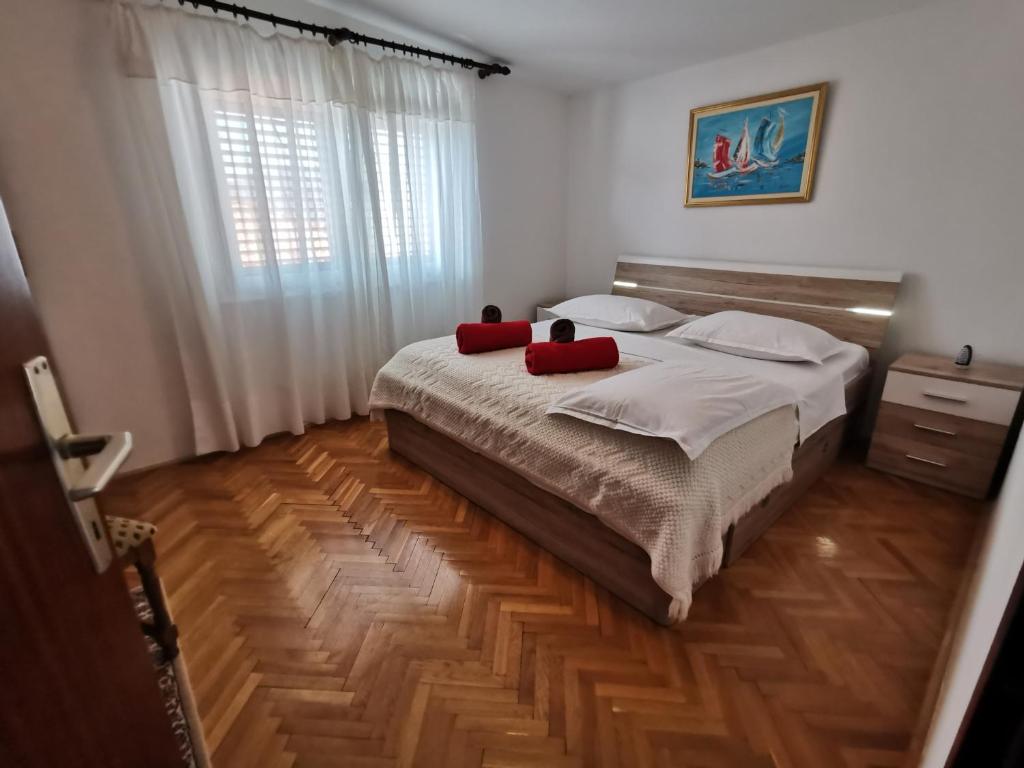 Posteľ alebo postele v izbe v ubytovaní Apartments by the sea Vinisce, Trogir - 4288