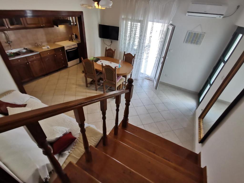 Kuchyňa alebo kuchynka v ubytovaní Apartments by the sea Vinisce, Trogir - 4288