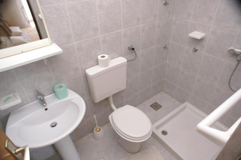 Kúpeľňa v ubytovaní Apartments and rooms by the sea Zubovici, Pag - 4065