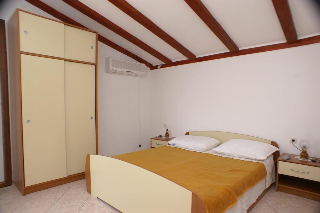 Posteľ alebo postele v izbe v ubytovaní Apartments and rooms by the sea Zubovici, Pag - 4065