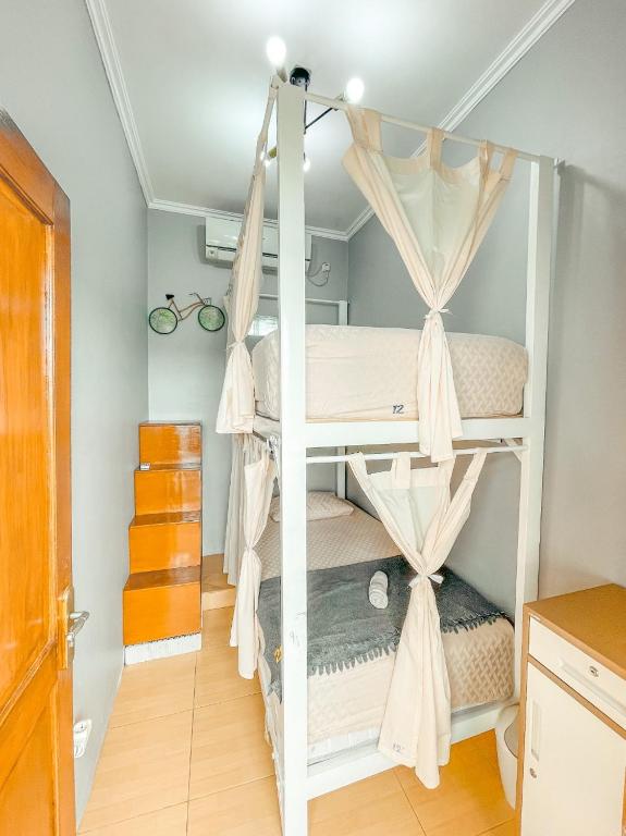 Postel nebo postele na pokoji v ubytování Otu Hostel By Ostic