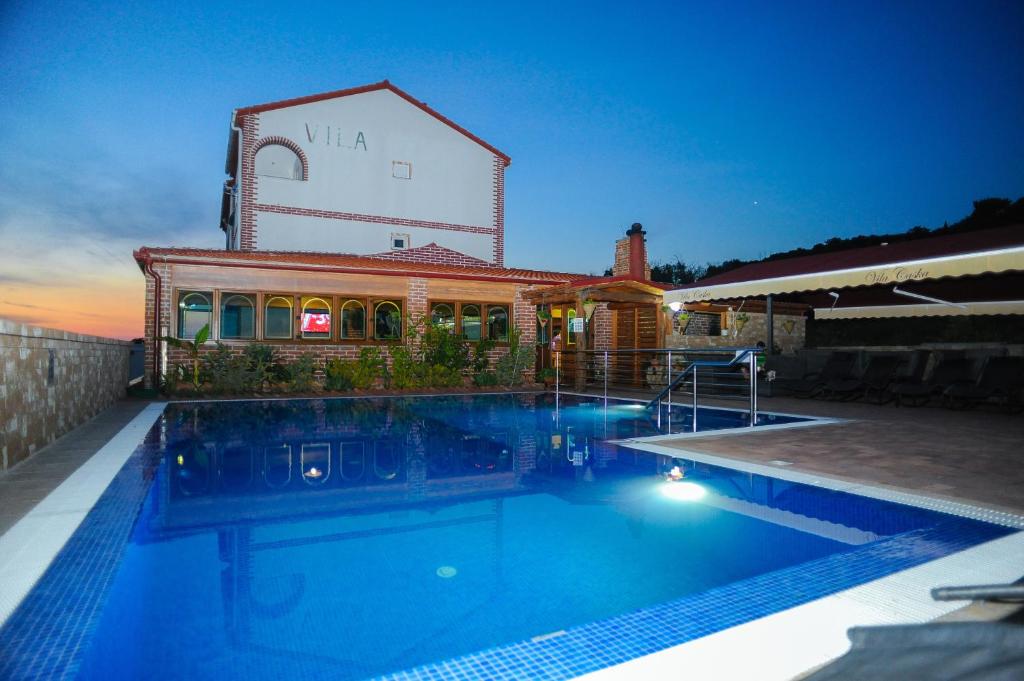 una piscina di fronte a una casa di Apartments with a swimming pool Caska, Pag - 4109 a Novalja (Novaglia)