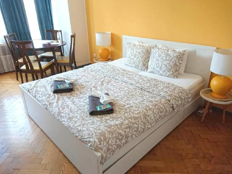 Un dormitorio con una cama con dos platos. en Cozy studio in the heart of old Prague near the Charles Bridge en Praga