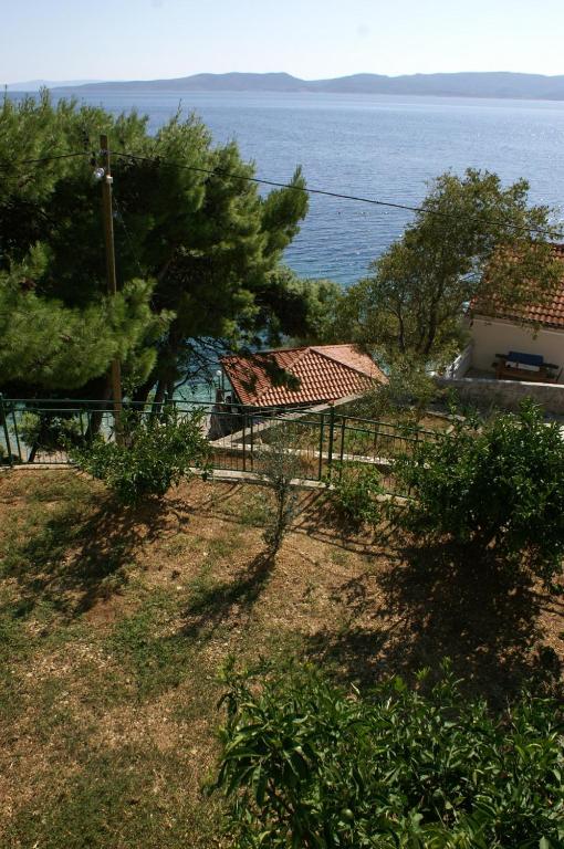 Fotografia z galérie ubytovania Seaside holiday house Pisak, Omis - 4280 v Pisaku