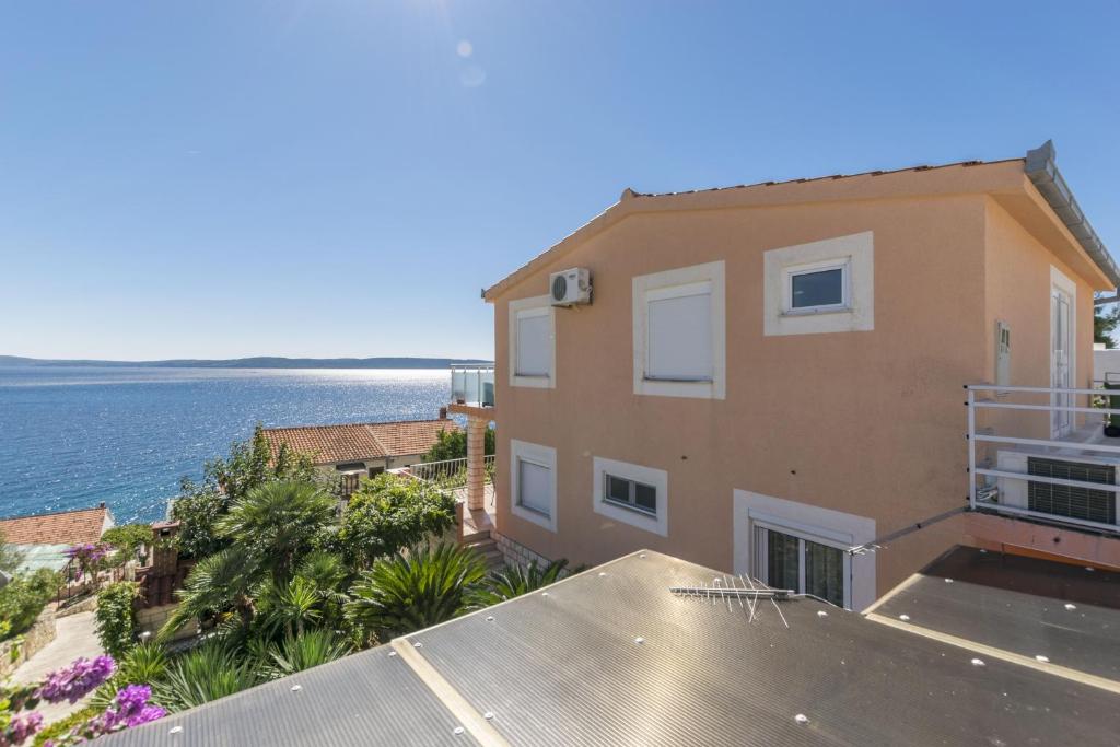 ein Haus mit Meerblick in der Unterkunft Apartments by the sea Rastici, Ciovo - 4293 in Trogir