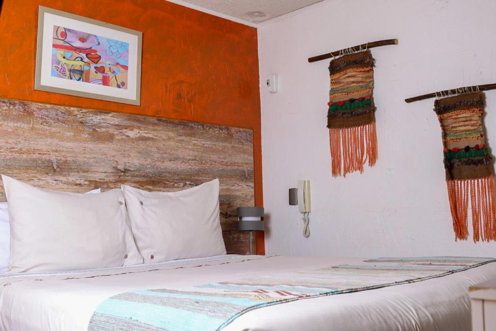 Postel nebo postele na pokoji v ubytování Tikay Suite Hotel