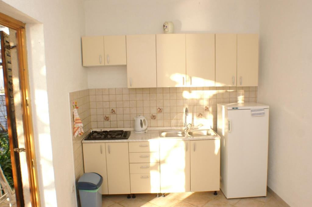 Fotografia z galérie ubytovania Apartments and rooms by the sea Sumpetar, Omis - 2099 v destinácii Jesenice