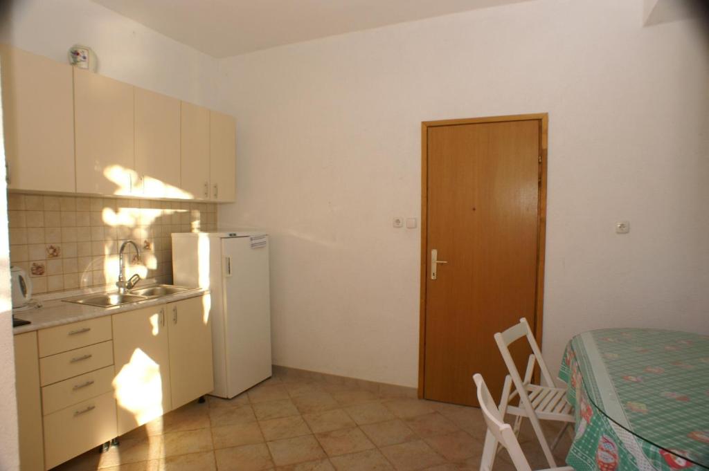 Fotografia z galérie ubytovania Apartments and rooms by the sea Sumpetar, Omis - 2099 v destinácii Jesenice