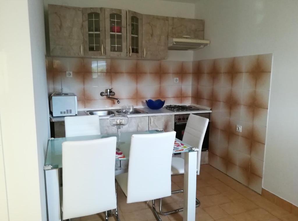 Kuchyň nebo kuchyňský kout v ubytování Apartments with parking spaces Grebastica, Sibenik - 4312