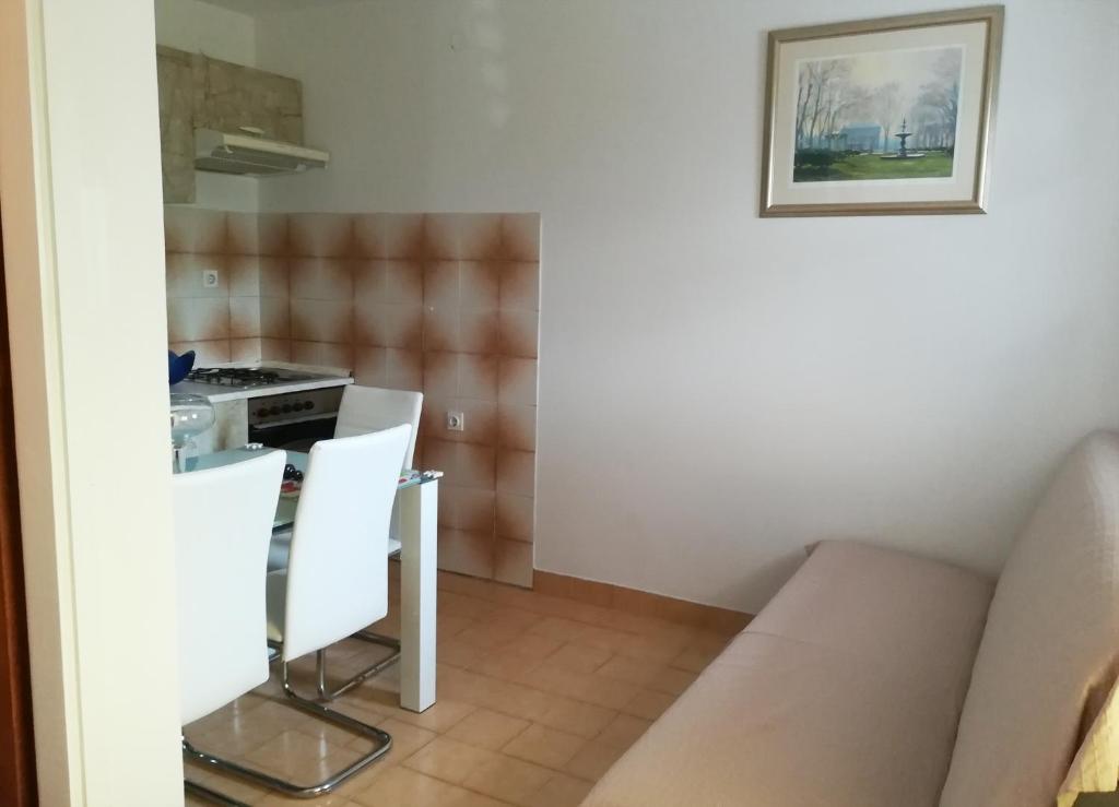 Kuchyň nebo kuchyňský kout v ubytování Apartments with parking spaces Grebastica, Sibenik - 4312