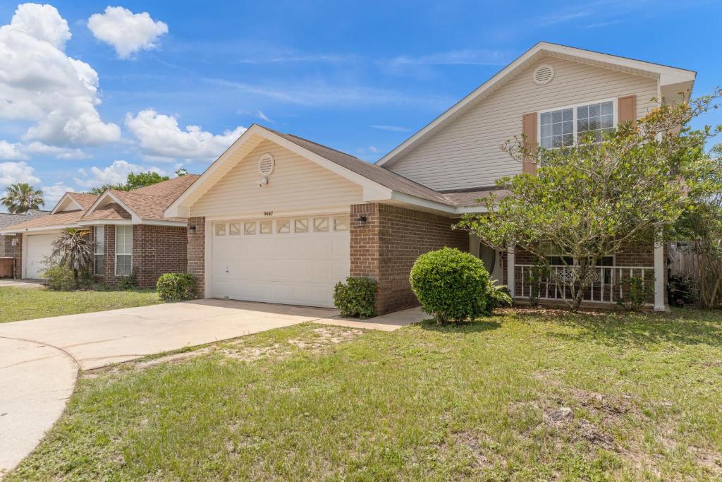 uma casa com uma entrada e uma garagem em Seaside Sanctuary close to Navarre Beach! em Navarre