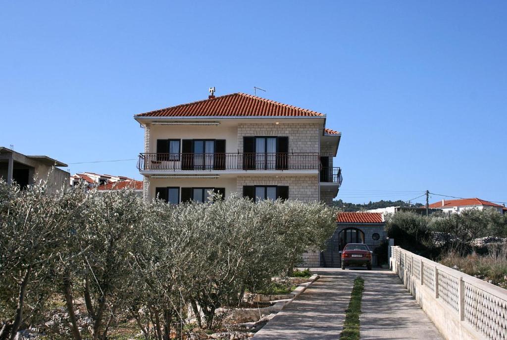 ein Haus mit einem Gehweg vor einem Gebäude in der Unterkunft Apartments by the sea Slatine, Ciovo - 1137 in Slatine