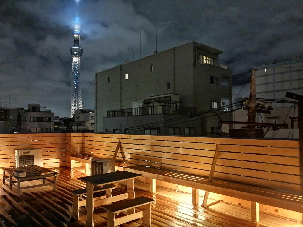 東京にあるGUEST HOUSE SaKURaのデッキ(ベンチ、テーブル、タワー付)