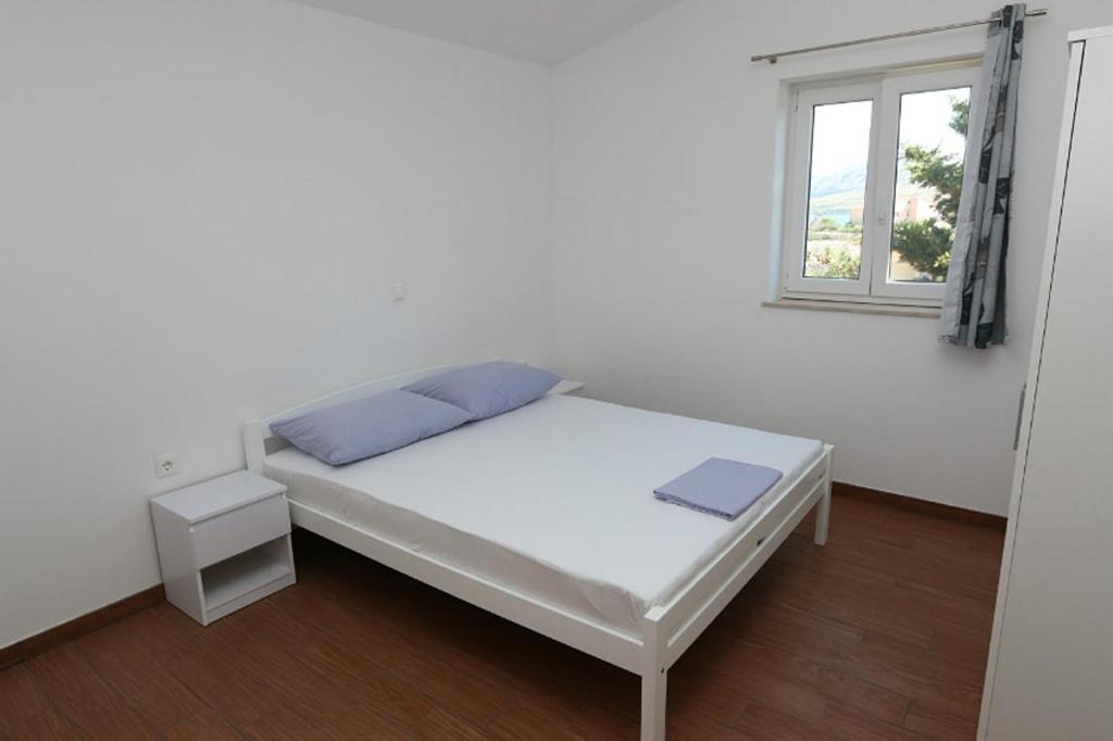 Postel nebo postele na pokoji v ubytování Apartment Kustici 4086e