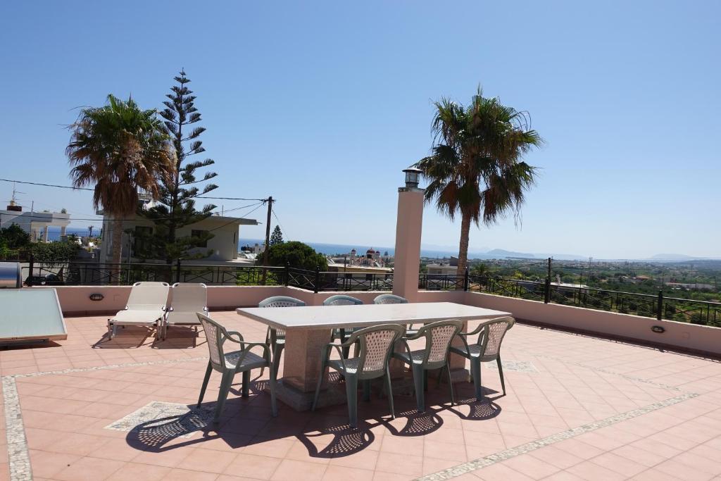 Balkón nebo terasa v ubytování Villa Harriet Maria with pool and ocean view Kolimbari, Chania