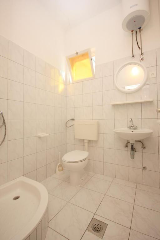 Kúpeľňa v ubytovaní Apartments by the sea Arbanija, Ciovo - 1122