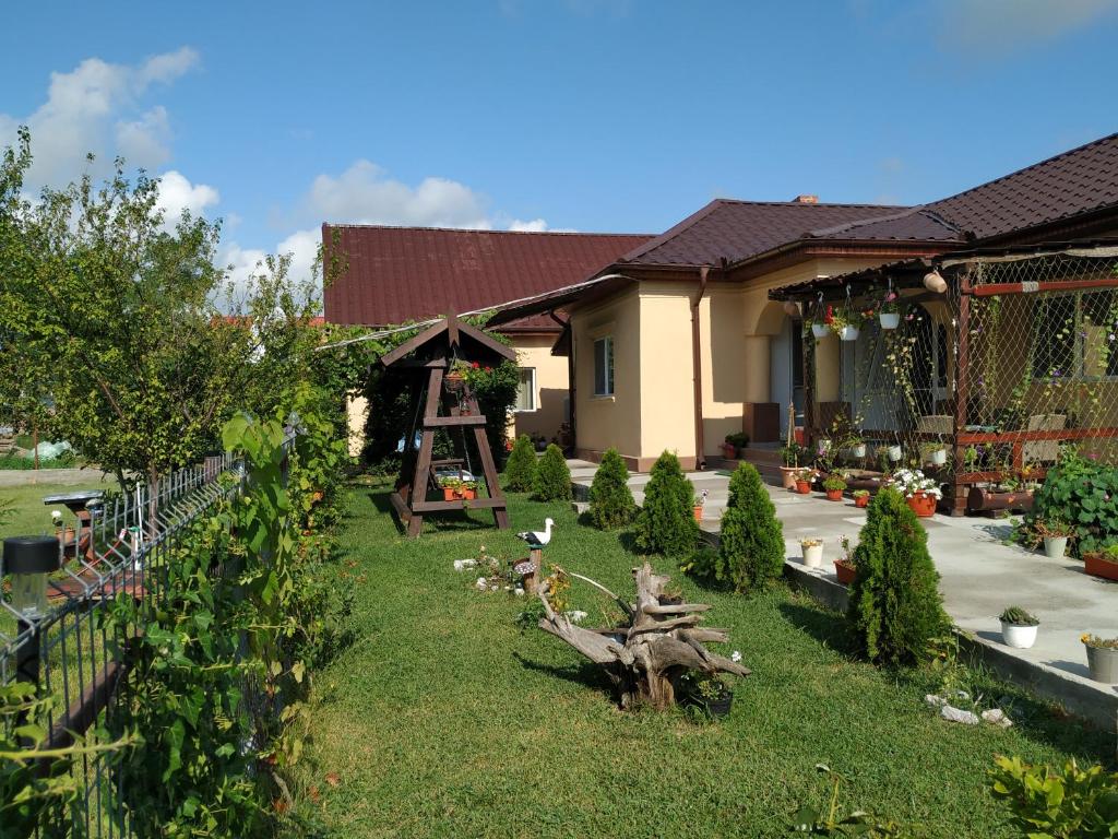 a house with a yard with a garden sidx sidx sidx at Casa Ina in Sfântu Gheorghe