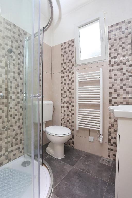 Kúpeľňa v ubytovaní Apartments and rooms by the sea Arbanija, Ciovo - 1125