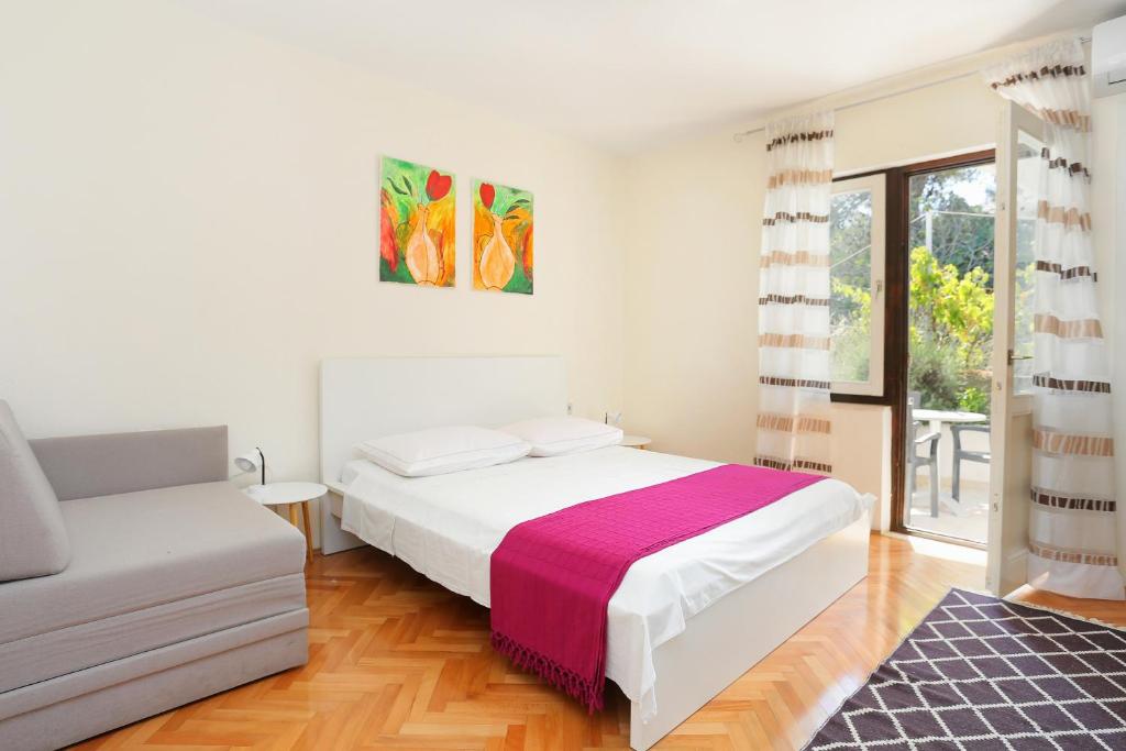 Posteľ alebo postele v izbe v ubytovaní Apartments and rooms by the sea Arbanija, Ciovo - 1125