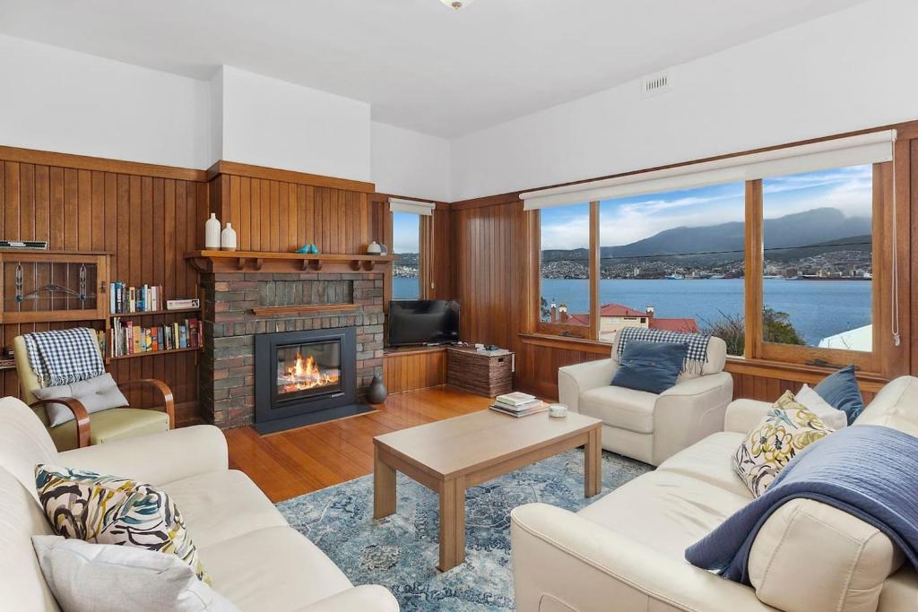 Bellerive Bluff magic renovated home with views, Bellerive (updated