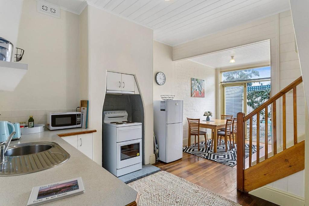 eine Küche mit einer Spüle und einer Arbeitsplatte in der Unterkunft Cosy Glebe cottage - walk to central Hobart in Hobart