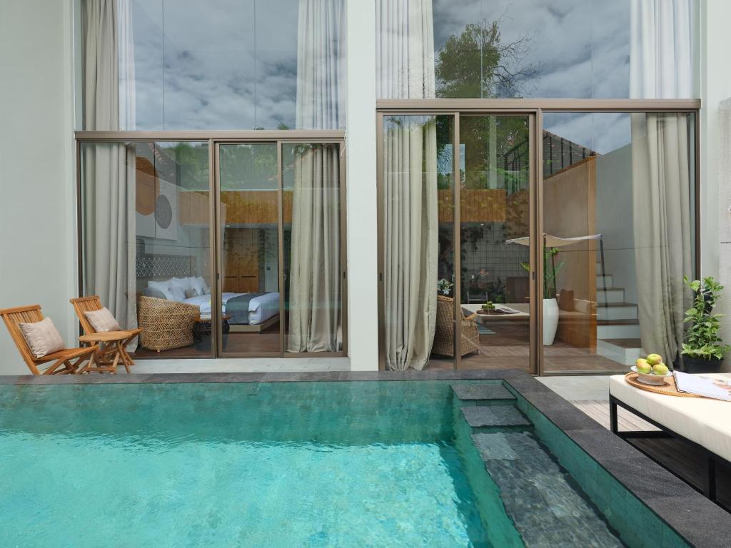 Bazén v ubytování Kayumas Seminyak Resort nebo v jeho okolí