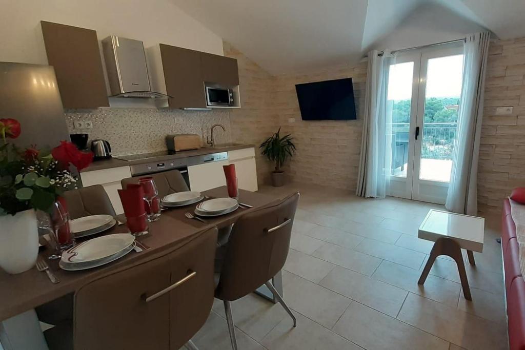 Fotografia z galérie ubytovania Seaside apartments with a swimming pool Mudri Dolac, Hvar - 4050 v destinácii Vrbanj
