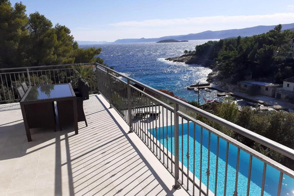 Fotografia z galérie ubytovania Seaside apartments with a swimming pool Mudri Dolac, Hvar - 4050 v destinácii Vrbanj