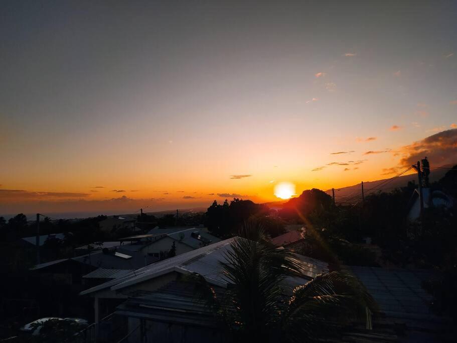 De zonsopgang of zonsondergang vanuit het appartement