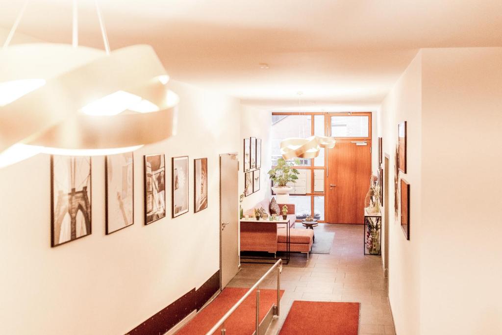 un couloir avec des photos sur les murs d'une maison dans l'établissement Fabelhafte Wohnungen in der Altstadt, à Heidelberg
