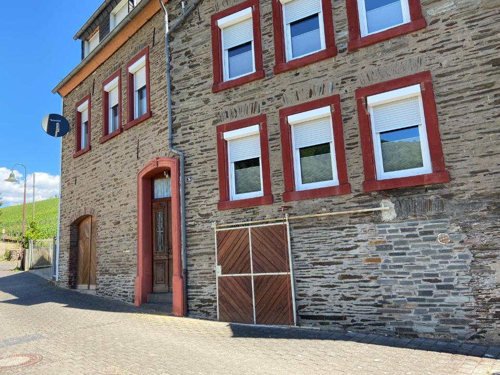 ein Backsteingebäude mit einer Tür und einer Garage in der Unterkunft Fewo Catlen in Traben-Trarbach