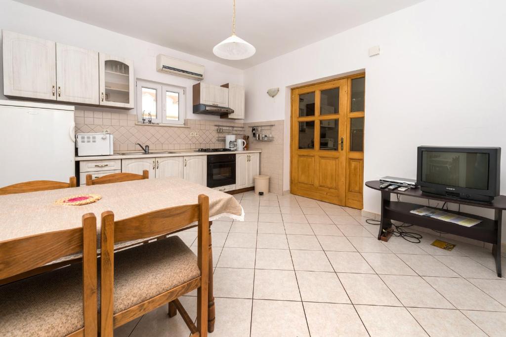 Kuchyň nebo kuchyňský kout v ubytování Apartments by the sea Grebastica, Sibenik - 4254