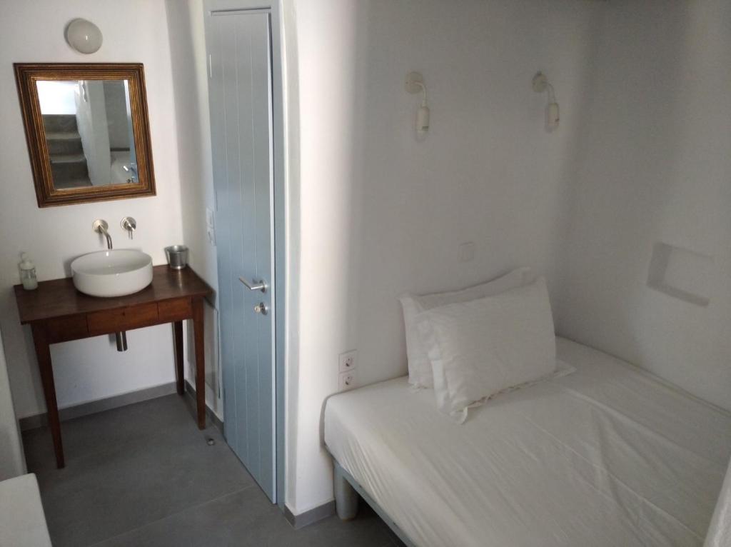 Postel nebo postele na pokoji v ubytování Theros Apartments Donoussa