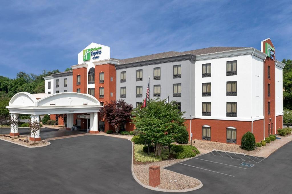 een weergave van een hotel met een parkeerplaats bij Holiday Inn Express & Suites Knoxville-Clinton, an IHG Hotel in Clinton