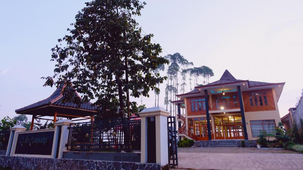 budynek z drzewem przed nim w obiekcie Villa Cempaka Pangalengan w mieście Cibeureum