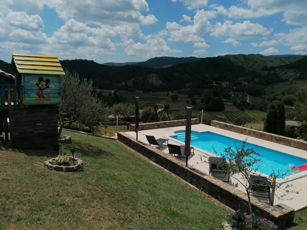 Basen w obiekcie Holiday house Dol lub w pobliżu